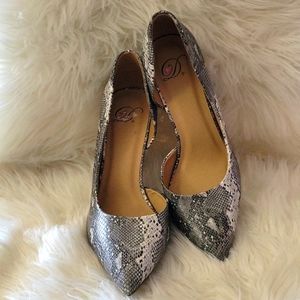 Qupid d'Orsay Faux Blk, Wht & Gray Snakeskin Pumps. Sz. 9 New w/o box